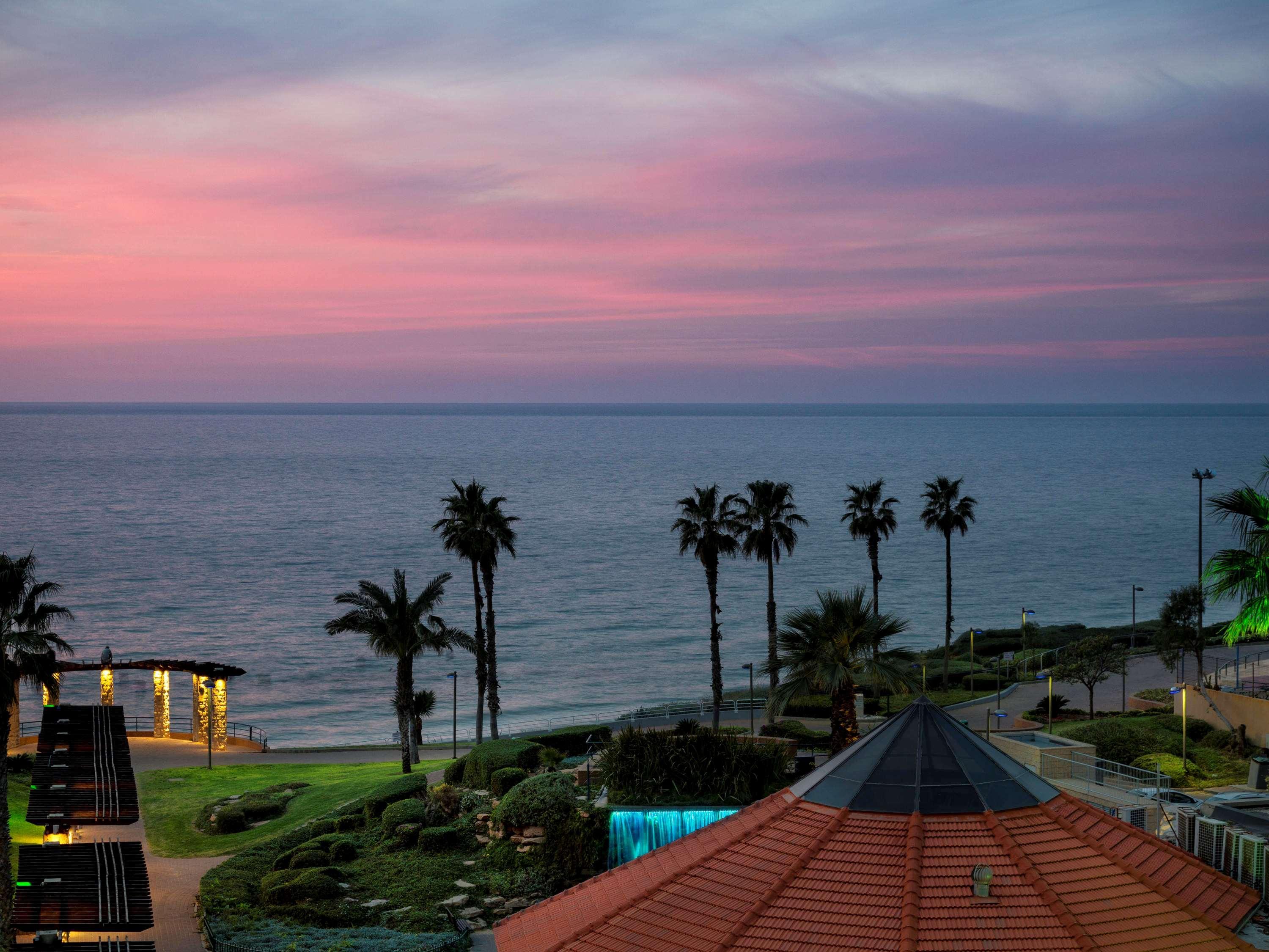 David Tower Hotel Netanya By Prima Hotels - 16 Years Plus Ngoại thất bức ảnh Sunset at the beach